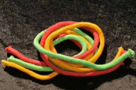 Assemblage de cordes multicolores