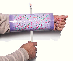 Vela encendida que atraviesa el brazo