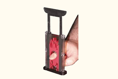 Mini Guillotine au doigt ensanglantée