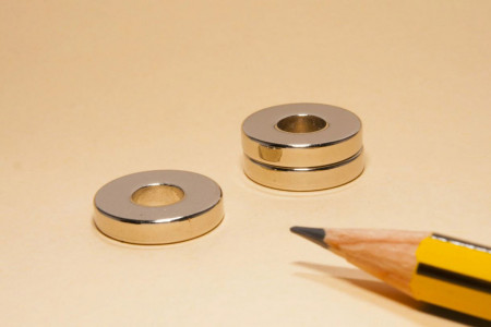 Round Magnet with Hole (15 x 3 mm)