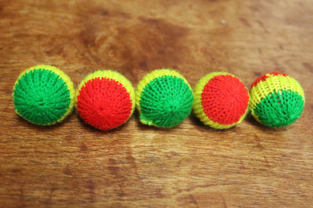 Lot Muscades multicolores 2,5 cm (4 + 1 aimantée)