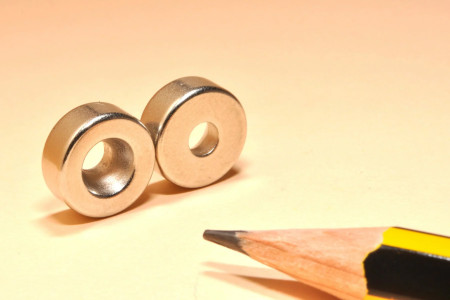 Round magnet with hole (10 x 4 mm)