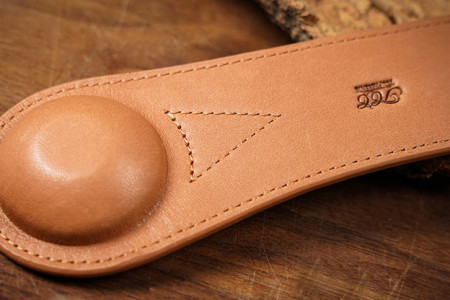 Poids pour livre en cuir