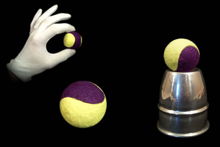 Carga pelota de tenis amarilla y violeta