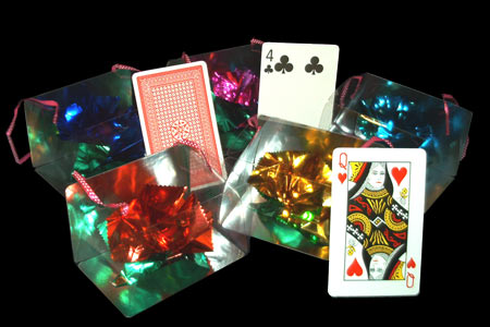 Cartas gigantes convertidas en acuarios